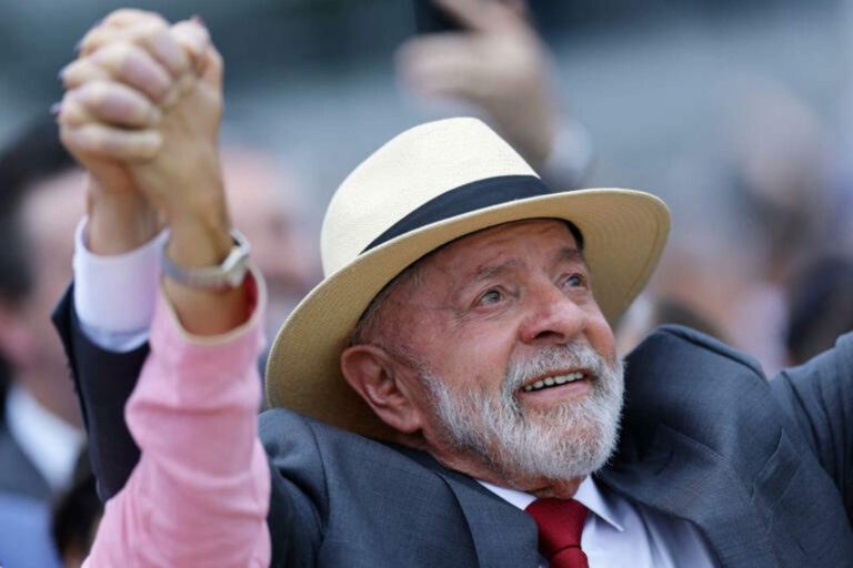 Lula da Silva prohibió el uso de celulares en las escuelas de todo Brasil