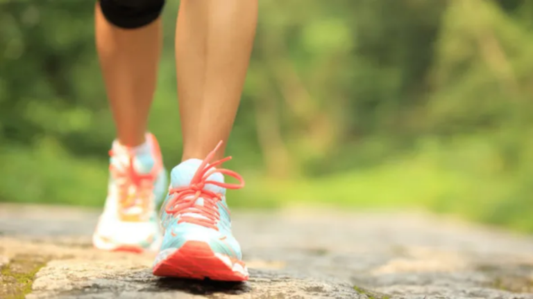 La Universidad de Harvard reveló el tiempo recomendado para caminar y bajar el azúcar