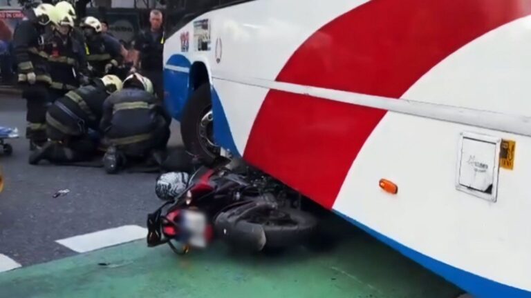 Video: impresionante choque entre una moto y un colectivo
