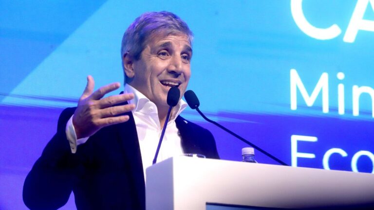 Luis Caputo con la UIA: avisó que el Gobierno «no va a hacer nada» para desequilibrar la cancha