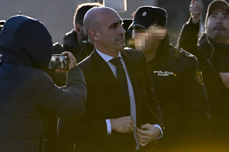Rubiales dice estar «totalmente seguro» de que Hermoso le dio su consentimiento en el beso