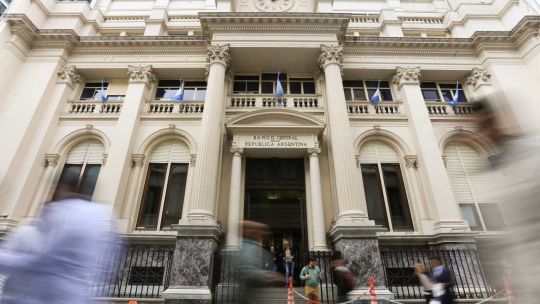 El Gobierno destinó US$ 19.000 millones para sostener el «dólar blend» en 2024, según JP Morgan