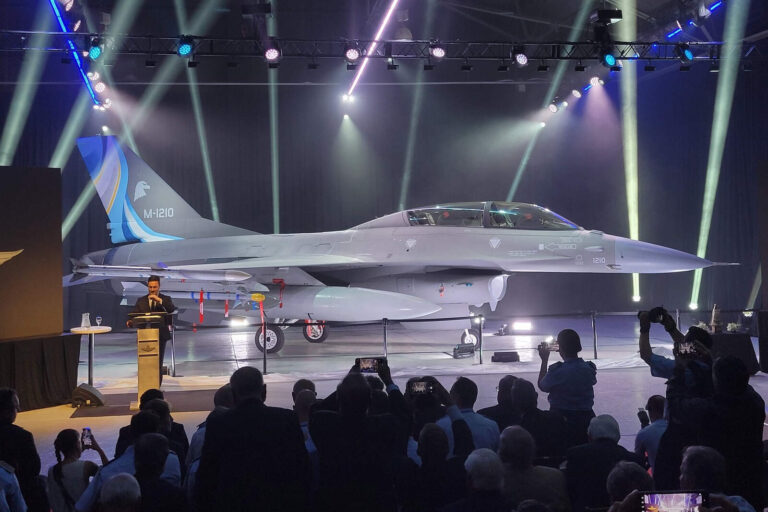 El Gobierno de Javier Milei presentó en Tandil al primer avión de caza F-16