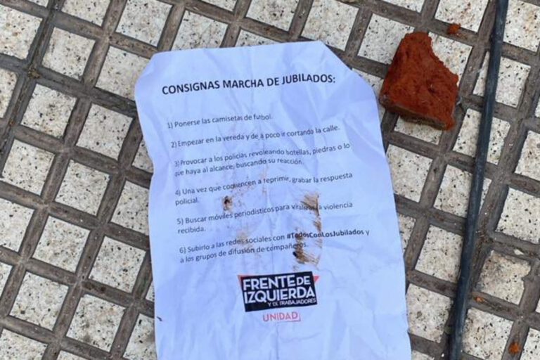 Salieron a la luz las consignas del Frente de Izquierda en la marcha contra Milei