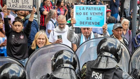 Cuarenta heridos, 120 detenidos y múltiples destrozos: lo que quedó de la marcha de jubilados