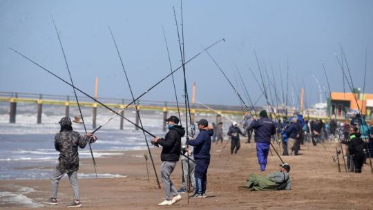 Cumple 70 años y lo festejan pescando en la playa