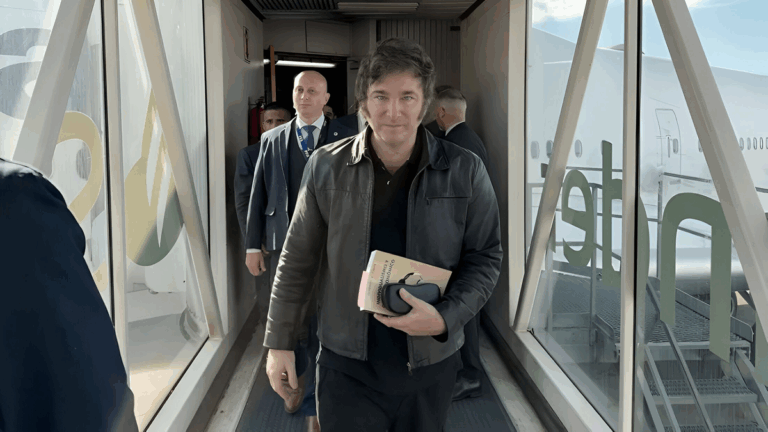 Javier Milei regresó al país tras su gira y prepara una batería de decretos clave