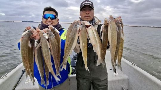 La histórica laguna del oeste bonaerense que brinda múltiples emociones al pescador