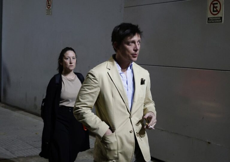 Negociaciones urgentes de Santiago Caputo con los jueces para desarmar la marcha por Cristina