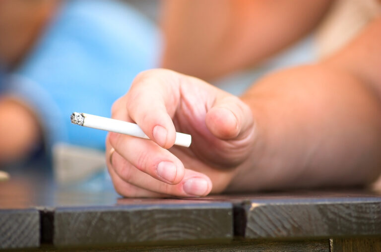 Francia prohíbe fumar al aire libre en lugares específicos