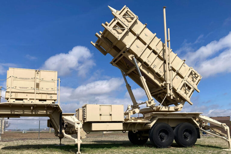 Estados Unidos detendrá el suministro armas a Ucrania por escasez de armamento