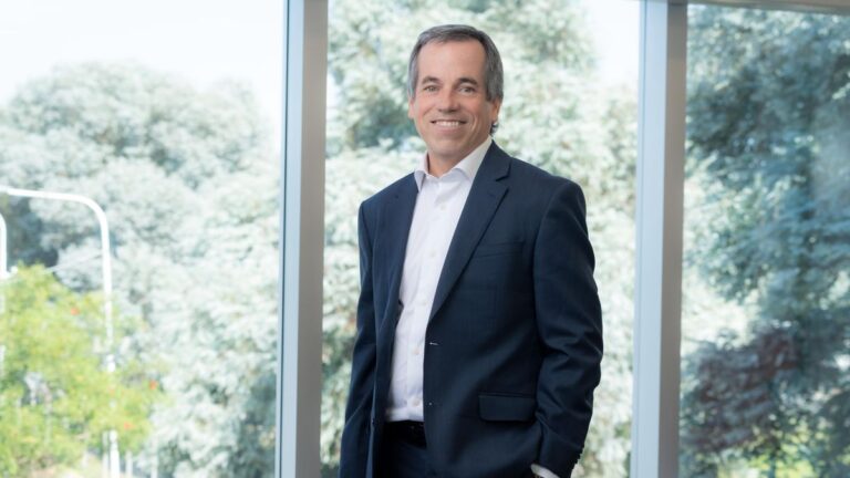 CEO de Toyota prevé suba del mercado del 50% en 2025 y reclama por estado de rutas e impuestos