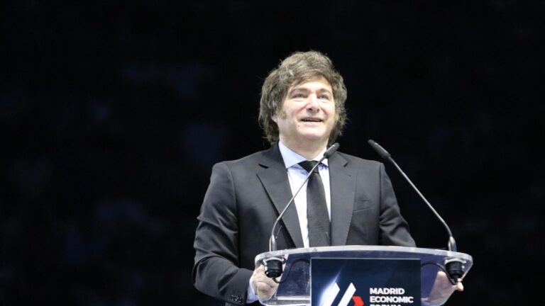 Javier Milei pisa Córdoba para participar de un evento libertario y fidelizar el voto oficialista