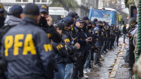 Los senadores kirchneristas se quejaron porque las fuerzas de seguridad usan los baños del Congreso y Patricia Bullrich les respondió