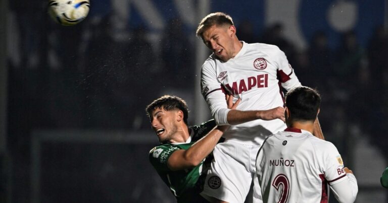Lanús le ganó a Sarmiento, pero el show lo dio el árbitro: explicó para todo el estadio por qué le anuló un gol al local
