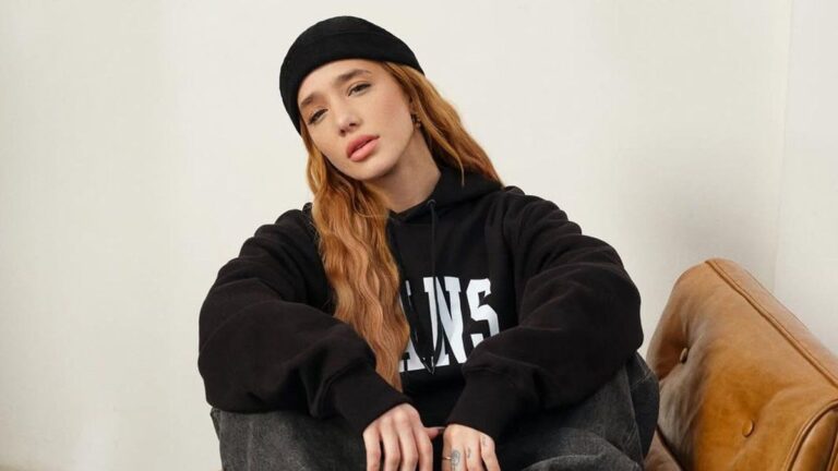 Ángela Torres llamó a «no tener miedo por opinar» y Javier Milei la volvió a atacar