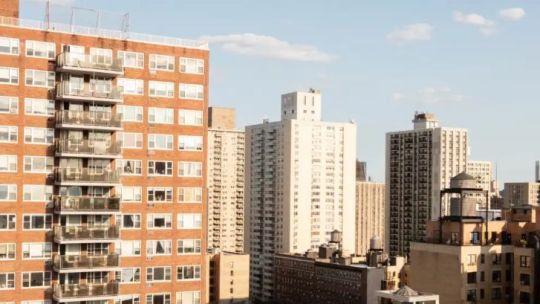 Adiós al sueño de independizarse: encuesta revela que el 54% de los jóvenes vive con sus padres