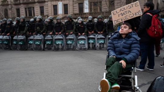 Tras el veto de Javier Milei, las fuerzas de seguridad reprimieron a discapacitados que reclamaban por la emergencia frente al Congreso