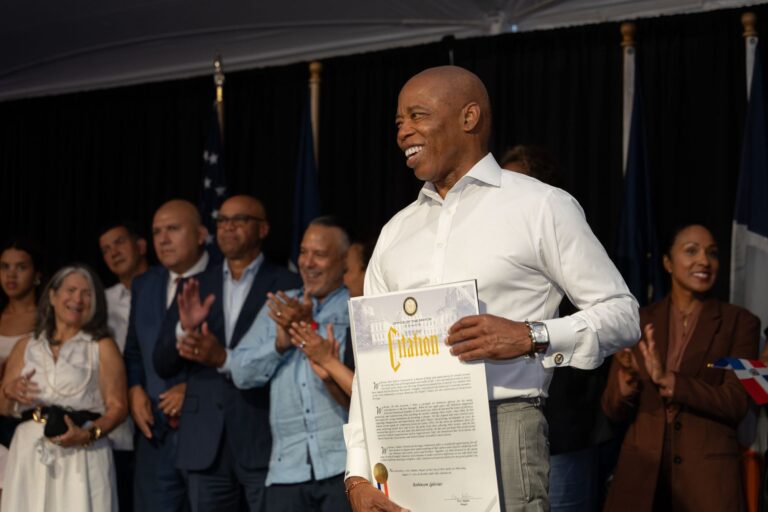 La comunidad latina que Eric Adams conquista mientras busca su reelección en las elecciones de Nueva York