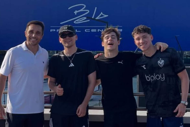 Colapinto disfruta de sus vacaciones: el partido de pádel con Bizarrap y una leyenda