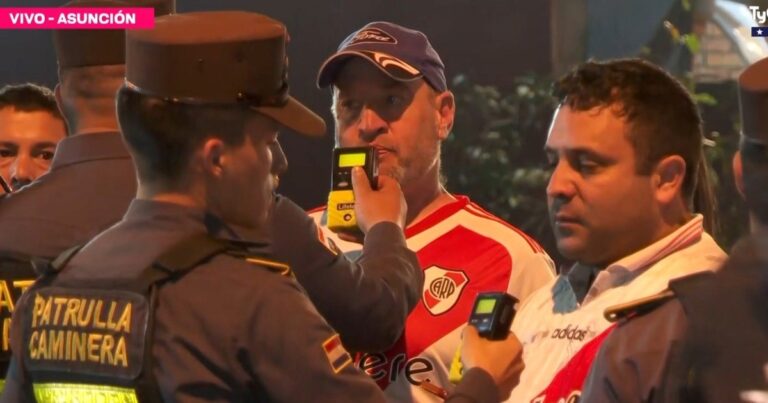 La llamativa situación que se encontraron los hinchas de River en Paraguay: Control de alcoholemia para ingresar a la cancha!
