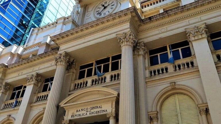 El Banco Central convocó a los bancos a una reunión de urgencia para hablar de las tasas de interés