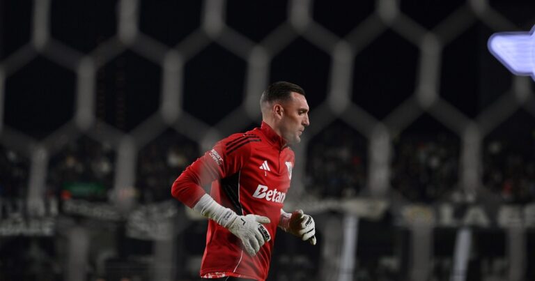 Armani, en modo Armani: el atajadón que le permitió superar la marca de un histórico de River