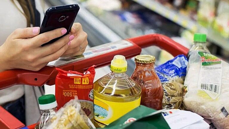 Casi la mitad de los argentinos no llega a fin de mes: el salto del dólar ya pega en las góndolas