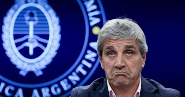 Caputo. Licitación de urgencia y profundiza el ajuste monetario