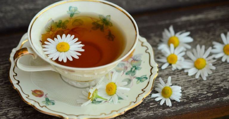 Los grandes aportes para la salud del té de manzanilla con leche