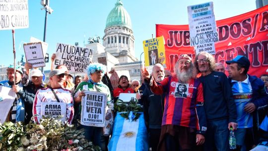 Nueva marcha de jubilados frente al Congreso vallado durante el informe de Guillermo Francos