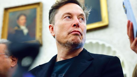 Elon Musk demandó a Apple y OpenAI por presunta alianza ilegal que bloquea la competencia de su IA