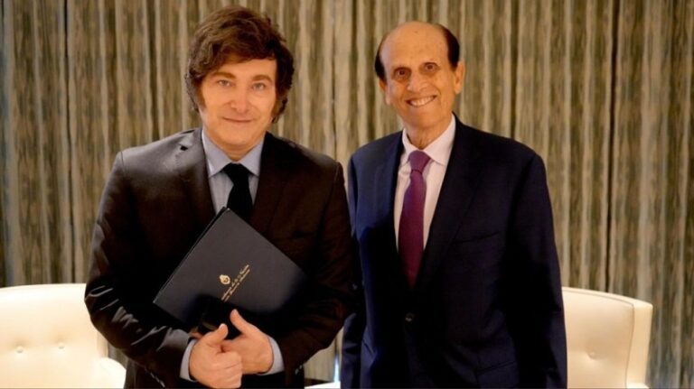 Fingiendo demencia: Milei fue recibido en Estados Unidos por un estafador financiero