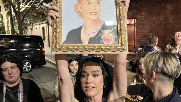 A Milei no le sale ni una bien: Katy Perry llegó a Argentina y se mostró con un cuadro de Evita