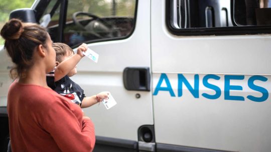 Anses: titulares de la AUH recibirán un extra de $108.000 junto con sus haberes