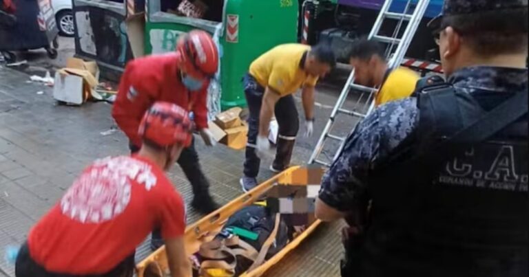 Dormía en un contenedor, quedó atrapado en un camión de basura y lo salvaron a punto de morir en la compactadora