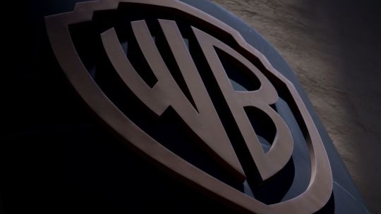Warner Bros. insta a accionistas a rechazar oferta de Paramount y respladar el acuerdo con Netflix