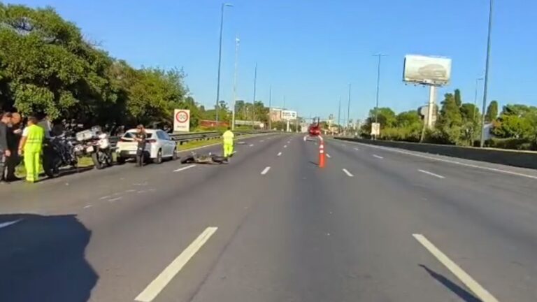 Choque múltiple entre un auto y tres motos en avenida Cantilo dejó un herido