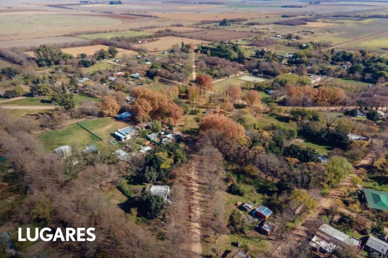 Un pueblo bonaerense con diagonales, dos vagones de subte, golondrinas y artesanías