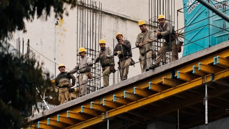 Cuestionan que la reforma laboral de Javier Milei atrasa cien años en derechos laborales