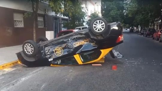Un auto de aplicación hizo un desastre en Almagro: cruzó en rojo, chocó a un taxi y dejó 4 heridos